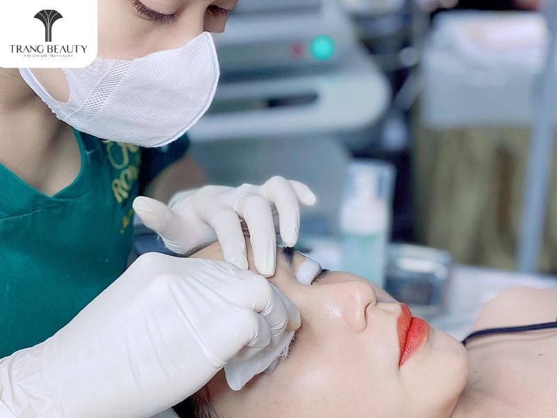 Nối mi vĩnh viễn là gì? Có hiệu quả trọn đời không? Chi phí bao nhiêu? 5 Bước 3: Thực hiện nối mi vĩnh viễn
