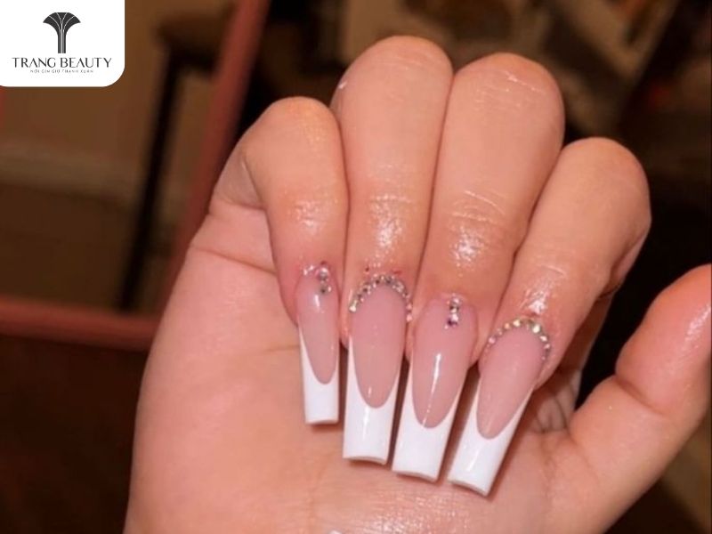 Đính đá điệu đà cho mẫu nail móng dài 