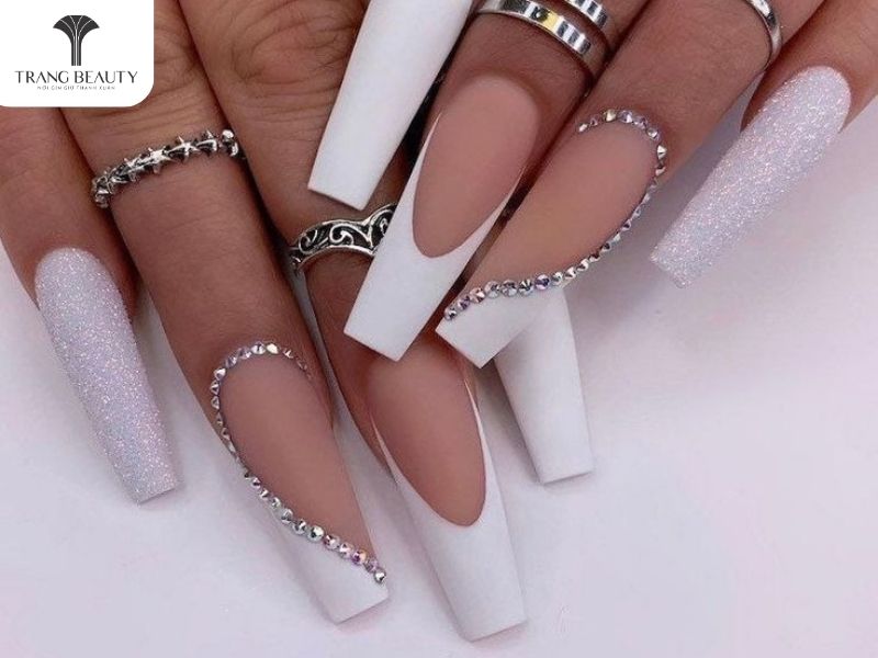 Đính đá điệu đà cho mẫu nail móng dài 