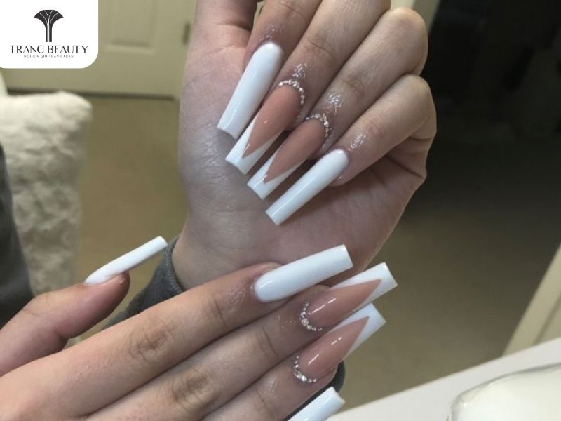 Đính đá điệu đà cho mẫu nail móng dài 