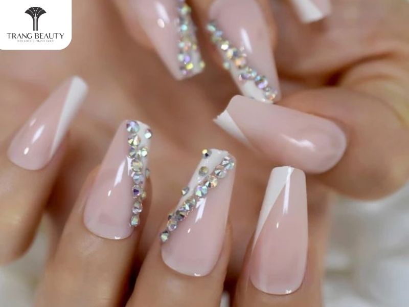 Đính đá điệu đà cho mẫu nail móng dài 
