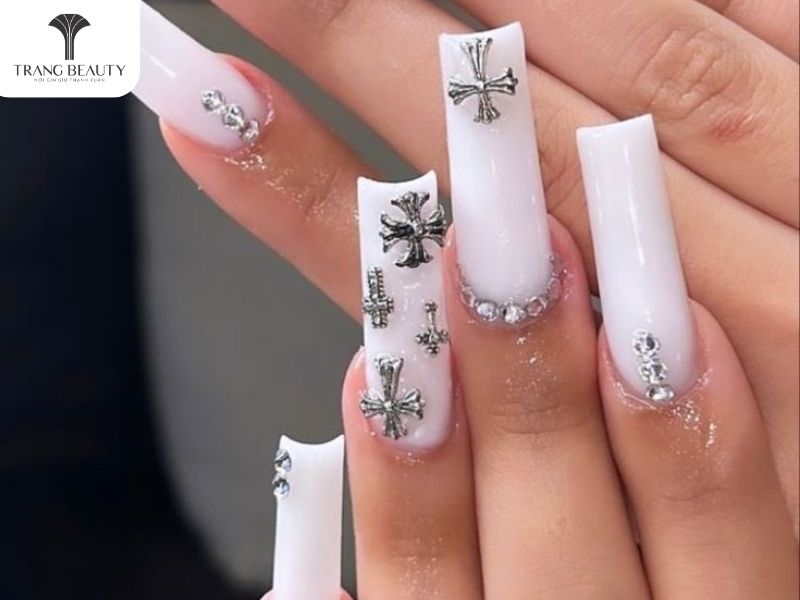 Đính đá điệu đà cho mẫu nail móng dài 