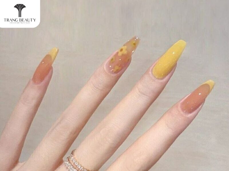 Mẫu nail đẹp cho móng dài màu vàng 