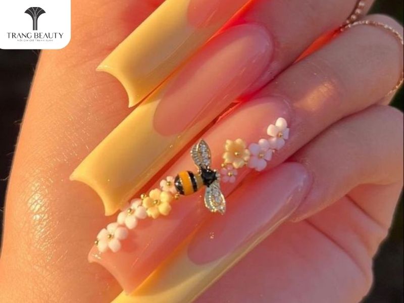 Mẫu nail đẹp cho móng dài màu vàng 