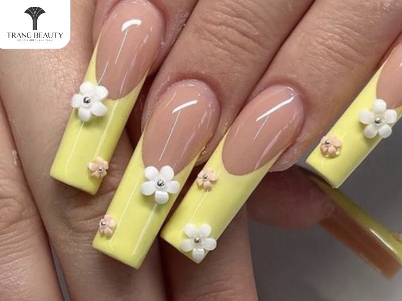 Mẫu nail đẹp cho móng dài màu vàng 