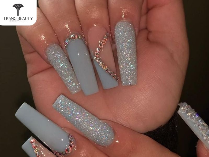 Mẫu nail đính kim tuyến dành cho móng dài 