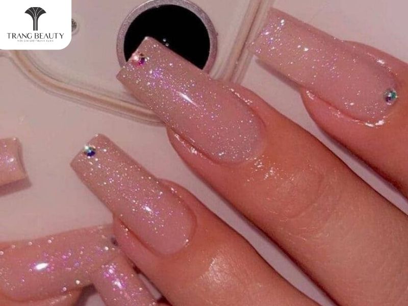 Mẫu nail đính kim tuyến dành cho móng dài 