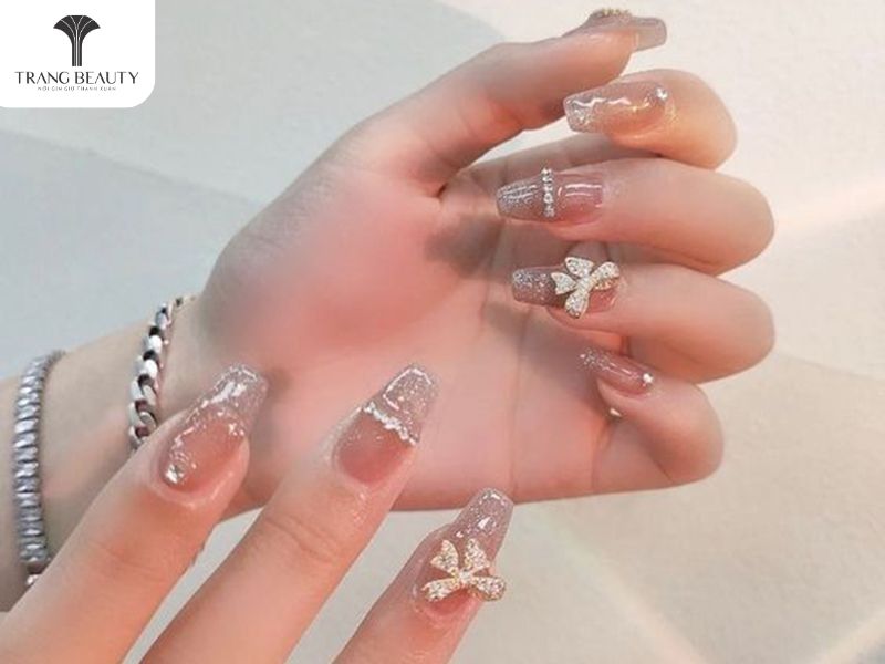 Mẫu nail đính kim tuyến dành cho móng dài 