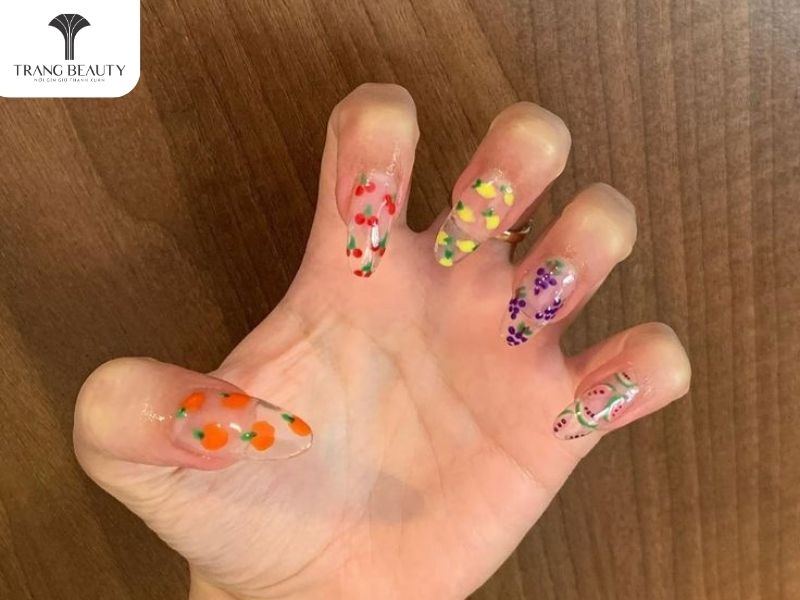 Mẫu nail họa tiết trái cây mới lạ cho móng dài