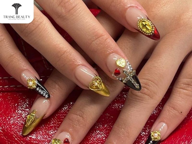 Mẫu nail móng dài nhọn đính đá siêu sang chảnh