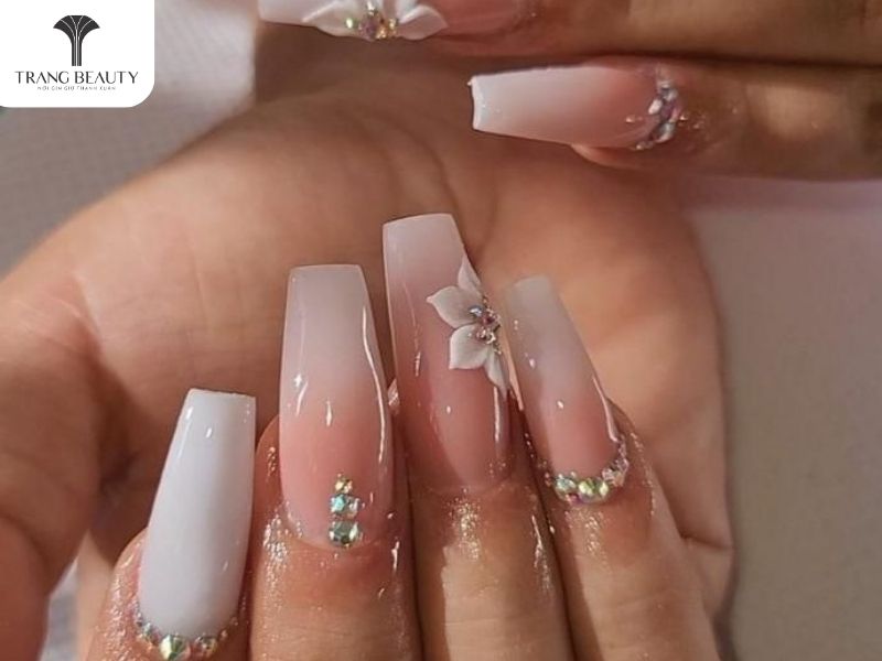 Nail cho móng dài họa tiết hoa nổi 3D