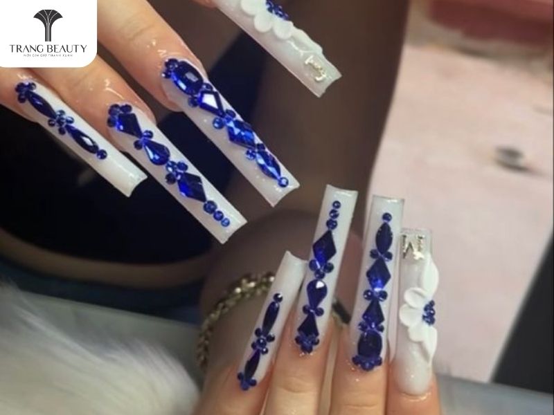 Nail cho móng dài họa tiết hoa nổi 3D