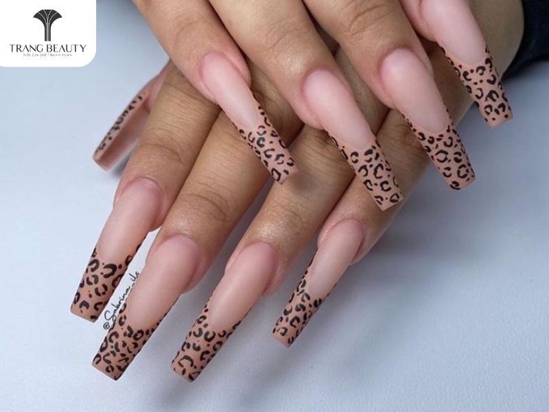 Nail màu da báo quyến rũ cho móng dài 