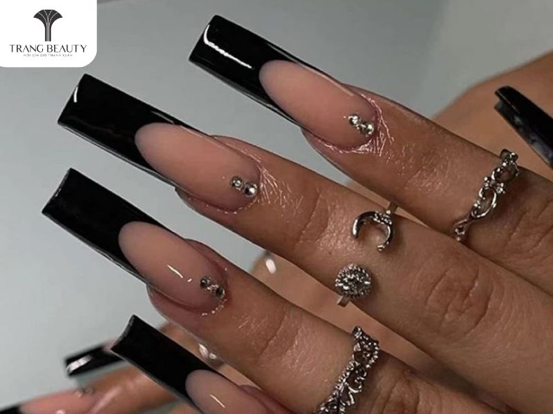 Nail màu đen là những mẫu nail đẹp cho móng dài