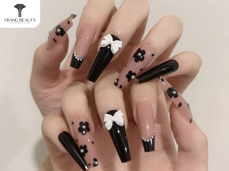 Nail màu đen là những mẫu nail đẹp cho móng dài