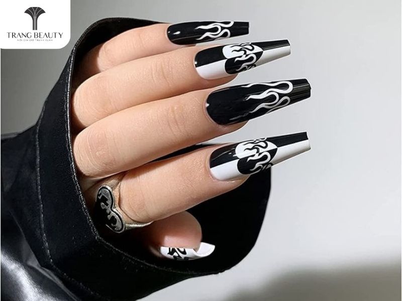 Nail màu đen là những mẫu nail đẹp cho móng dài