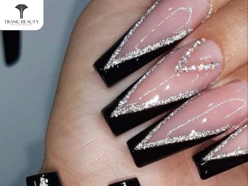 Nail màu đen là những mẫu nail đẹp cho móng dài