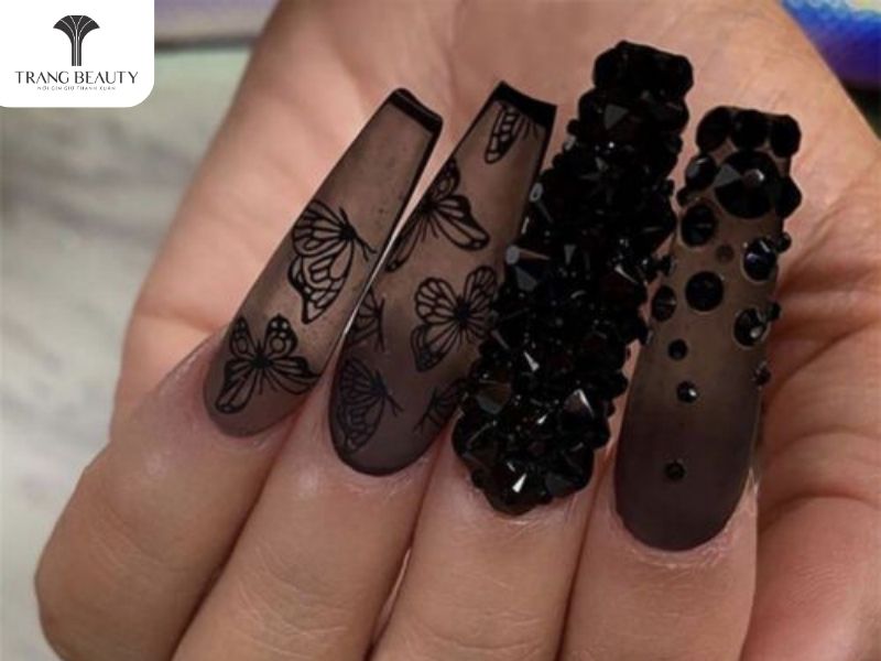 Nail màu đen là những mẫu nail đẹp cho móng dài