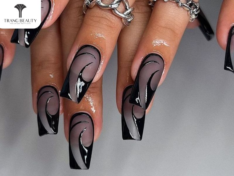 Nail màu đen là những mẫu nail đẹp cho móng dài