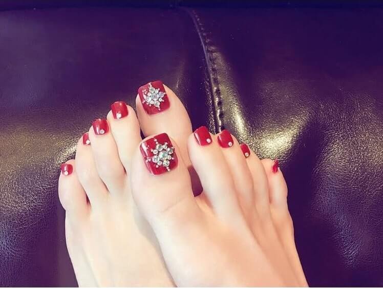Gợi ý 99+ mẫu nail đính đá móng chân được ưa chuộng nhất 2 Đính đá full móng chân