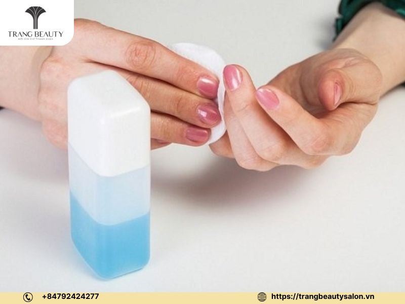 Làm sạch các vết lem bằng bông tẩm cồn