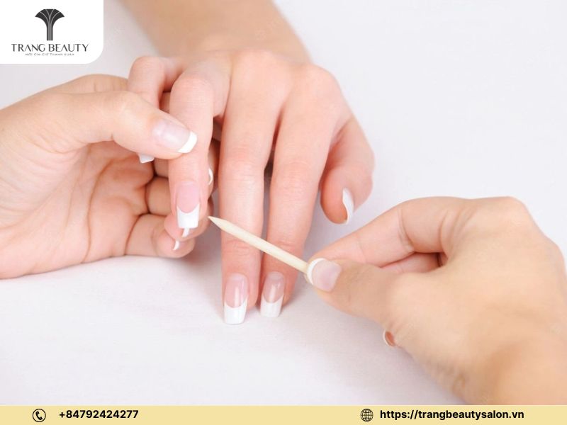 Vệ sinh sạch móng đều màu bền lâu