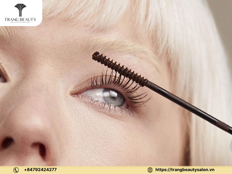 Hướng dẫn chi tiết: cách uốn mi tại nhà đơn giản và hiệu quả 12 Quét nhẹ lớp mascara lên mi và chờ ít phút để mi khô