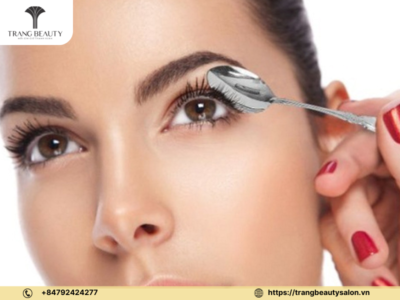 Hướng dẫn chi tiết: cách uốn mi tại nhà đơn giản và hiệu quả 6 Sử dụng thìa để uốn mi đơn giản tại nhà
