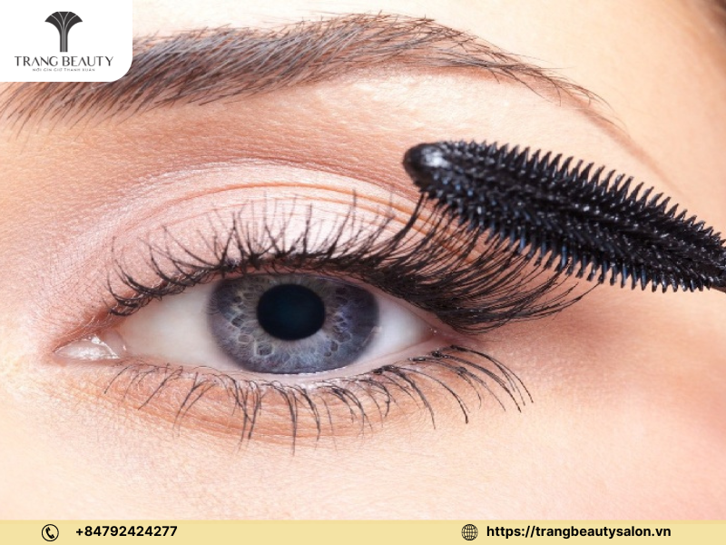 Hướng dẫn chi tiết: cách uốn mi tại nhà đơn giản và hiệu quả 7 Quét lớp mascara lên mi để giữ mi cong lâu hơn