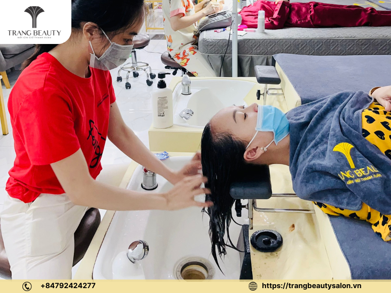 Khóa Học Gội Đầu Chuyên Nghiệp: Dạy Nghề Gội Đầu Massage 2 Học viên đang thực hành gội đầu tại khóa học gội đầu chuyên nghiệp Trang Beauty