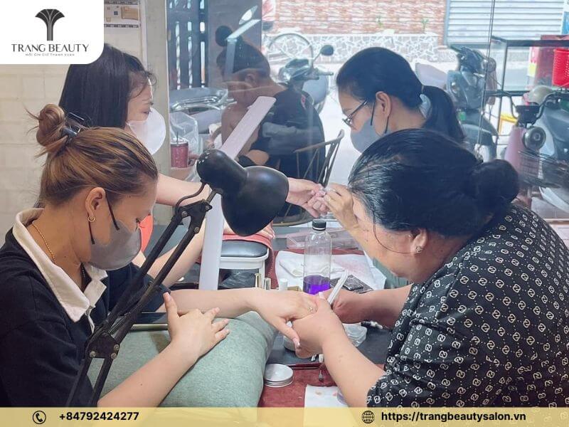 Trang Nails mở các lớp học nhỏ, đào tạo học viên nails bài bản