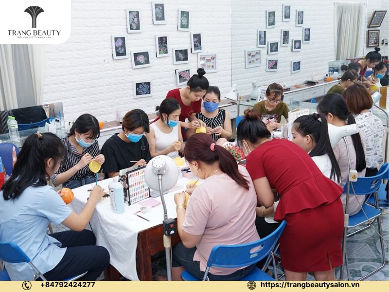 Làm thế nào để trở thành giáo viên dạy nail chuyên nghiệp? Kỹ năng và kinh nghiệm cần thiết 2 Giáo viên dạy nail đóng vai trò quan trọng trong quá trình hướng dẫn học viên