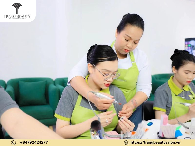 Làm thế nào để trở thành giáo viên dạy nail chuyên nghiệp? Kỹ năng và kinh nghiệm cần thiết 4 Kinh nghiệm làm việc lâu năm cho phép giáo viên dạy nail hướng dẫn tỉ mỉ hơn