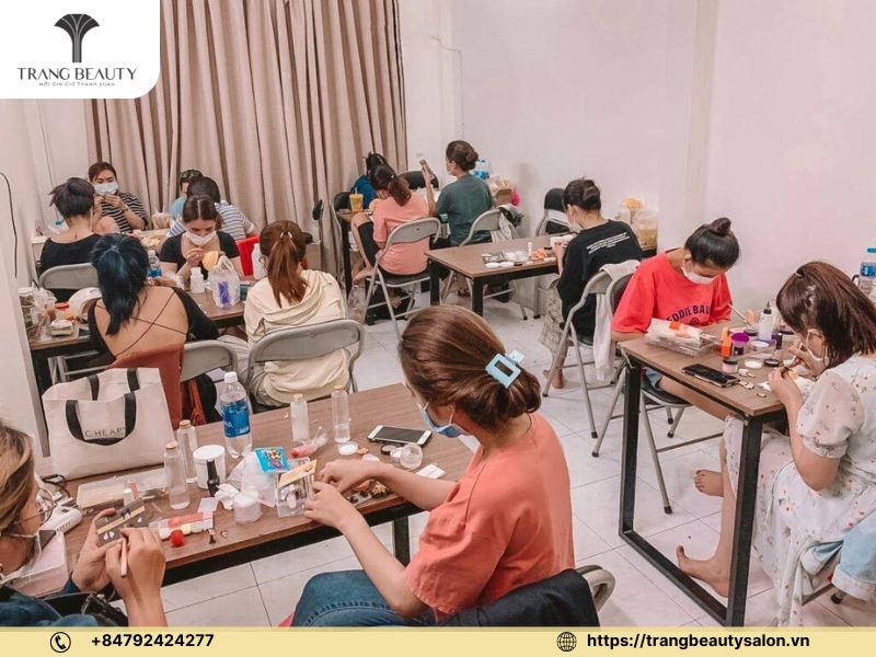 Làm thế nào để trở thành giáo viên dạy nail chuyên nghiệp? Kỹ năng và kinh nghiệm cần thiết 5 Chú trọng việc xây dựng môi trường dạy học thoải mái và vui vẻ