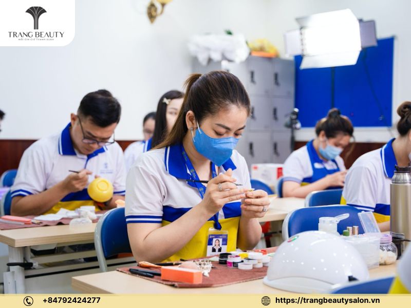 Làm thế nào để trở thành giáo viên dạy nail chuyên nghiệp? Kỹ năng và kinh nghiệm cần thiết 6 Giáo viên cần có đầy đủ bằng cấp trước khi bắt đầu việc giảng dạy