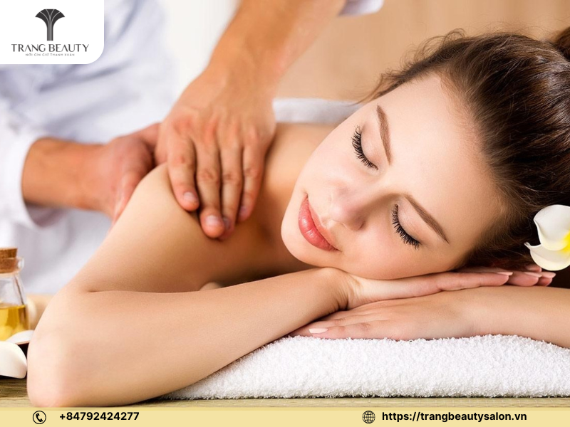Khóa Học Gội Đầu Chuyên Nghiệp: Dạy Nghề Gội Đầu Massage 7 Khóa học giúp học viên biết cách bấm huyệt đúng vị trí