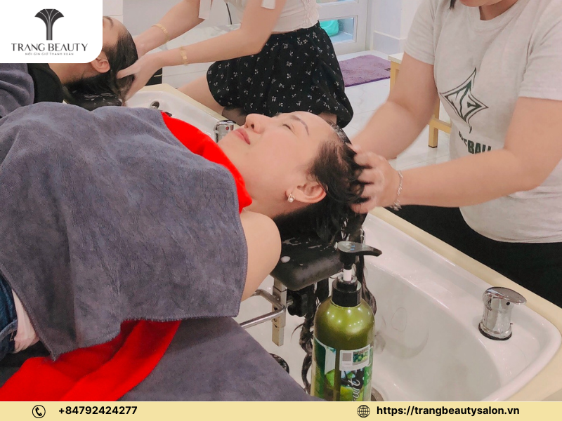 Khóa Học Gội Đầu Chuyên Nghiệp: Dạy Nghề Gội Đầu Massage 3 Khóa học gội đầu chuyên nghiệp ở trung tâm Trang Beauty