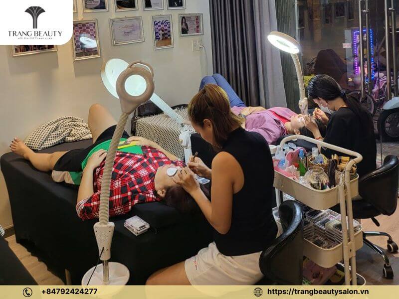 Học nối mi ở đâu tốt quận 2, TP. HCM ? Top 10 địa chỉ mà các nàng nên tham khảo 6 Mai Lan Eyelash triển khai một khóa học duy nhất nhưng bao quát tất cả nội dung