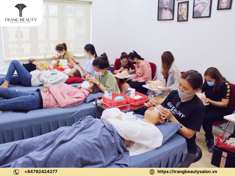 Nối mi Thùy Trang sở hữu giảng viên giàu kinh nghiệm