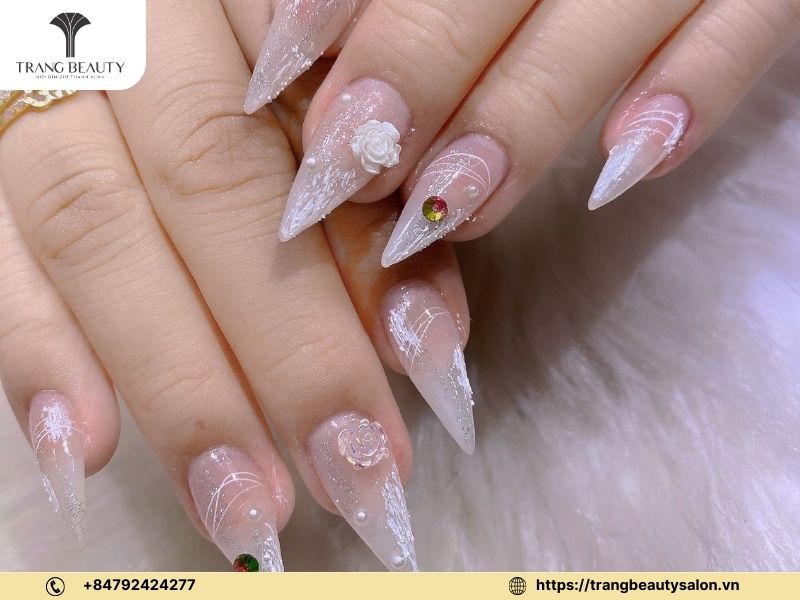 Thu hút mọi ánh nhìn cũng mẫu nail kim tuyến