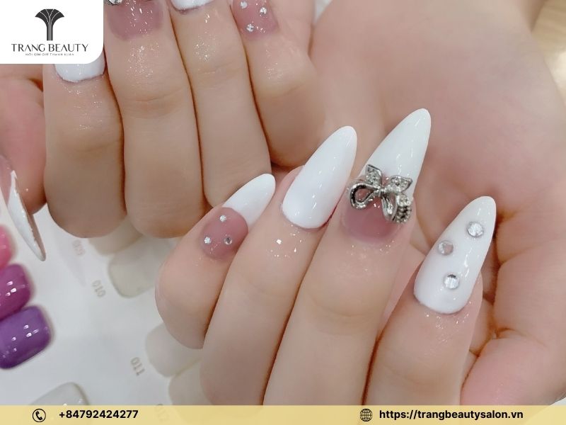 Đính đá ngọc trai hay họa tiết lên nail