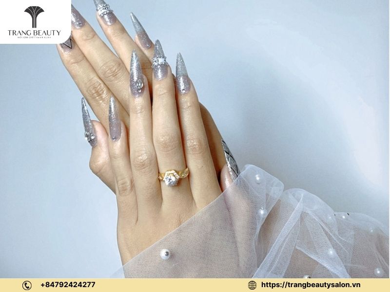 Phủ thêm lớp son bóng để trông cuốn hút hơn