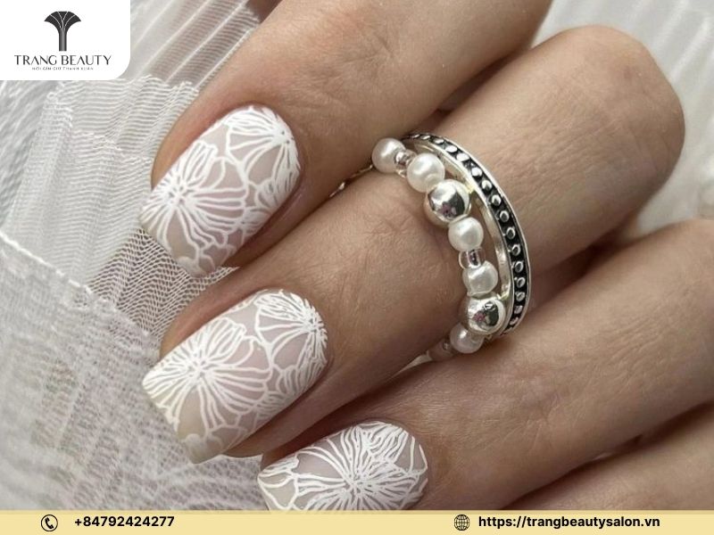 Mẫu nail họa tiết ren phù hợp với phong cách nhẹ nhàng