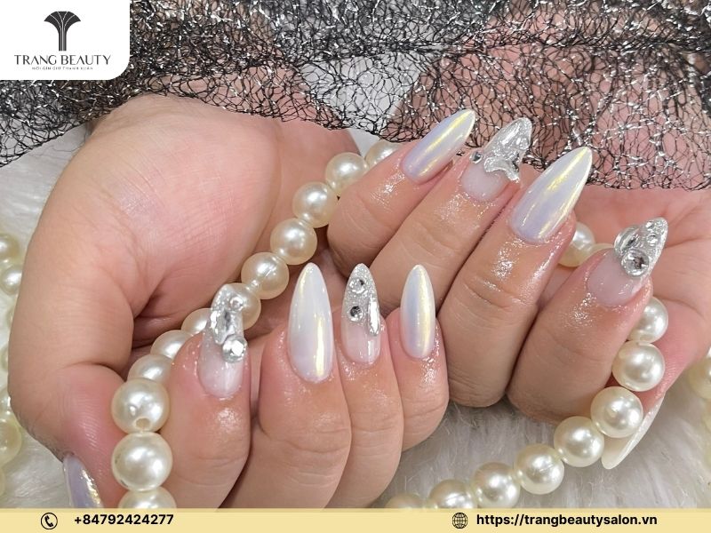 Tỏa sáng hơn dưới ánh đèn với mẫu nail lấp lánh