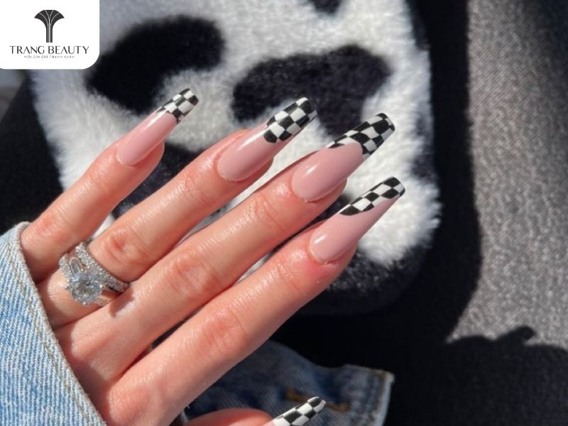 Những mẫu nail caro đẹp cho móng dài