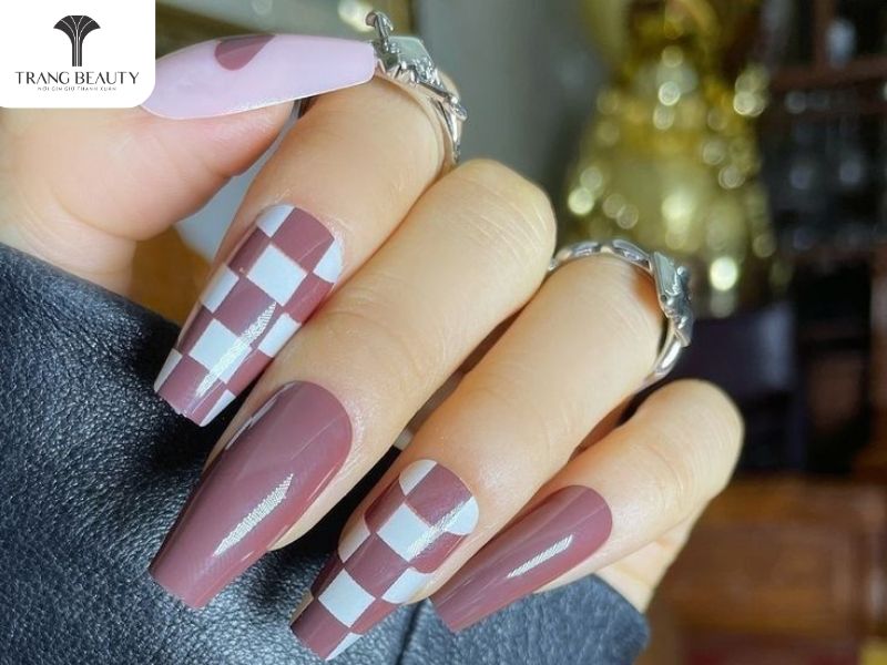 Những mẫu nail caro đẹp cho móng dài