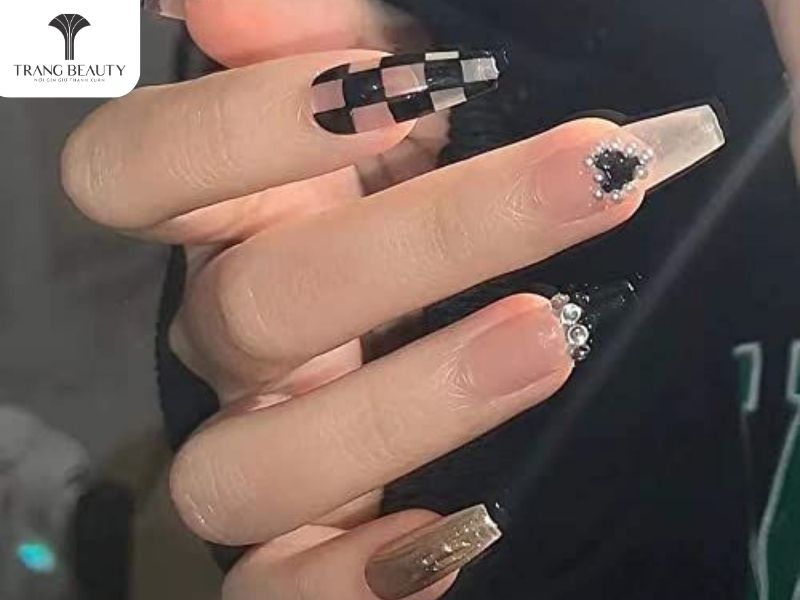 Những mẫu nail caro đẹp cho móng dài