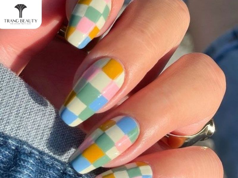 Những mẫu nail caro đẹp cho móng dài