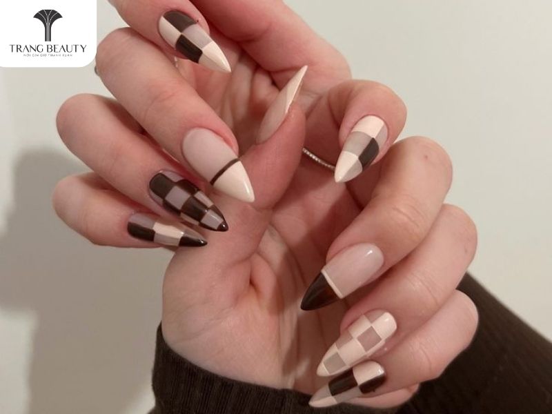 Những mẫu nail caro đẹp cho móng dài