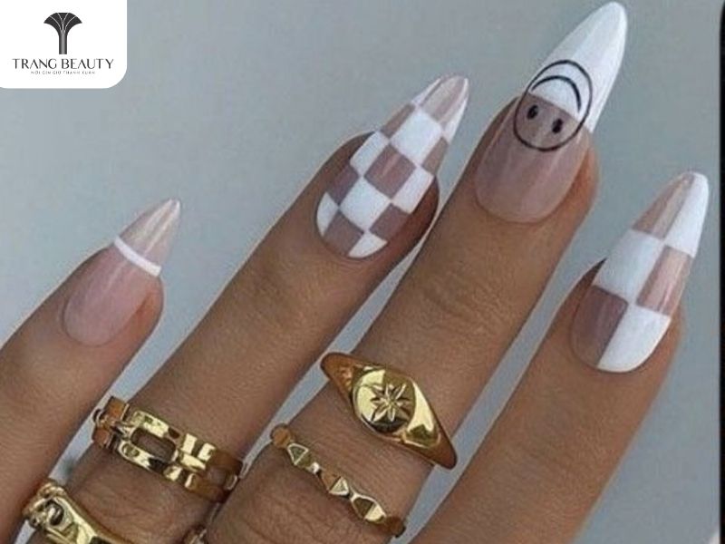 Những mẫu nail caro đẹp cho móng dài